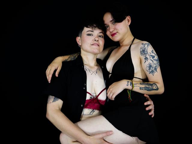 Watch  EmilyAndCriiss live on cam at ImLive