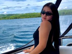 Mi nombre es Daniela, tengo 18 años, Soy una hermosa latina, me encanta el mar, viajar y las pequeñas alegrías que nos ofrece la vida. Me considero dulce, cariñosa y apasionada.