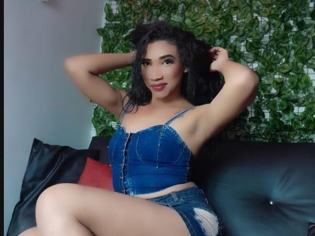 Watch  FernandaEvanns711 live on cam at ImLive