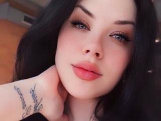 Image 3 of LolaDeVille24, female webcam model, 21 years old, on live webcam