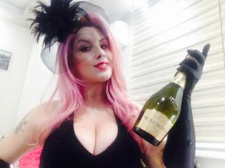 Image 1 of LolaDeVille24, female webcam model, 21 years old, on live webcam