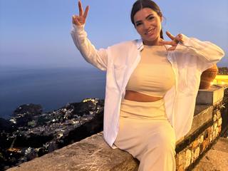 Image 3 of LolaCrave, female webcam model, 36 years old, on live webcam