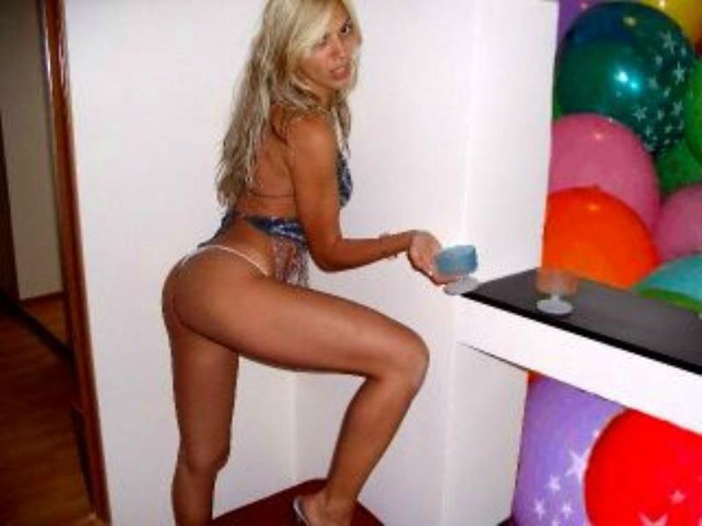 MzBlonde cam model