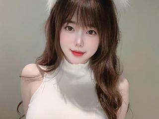 Image 2 of Juliababy, female webcam model, 23 years old, on live webcam