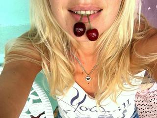 Image 2 of LuxuryBlond, female webcam model, 27 years old, on live webcam