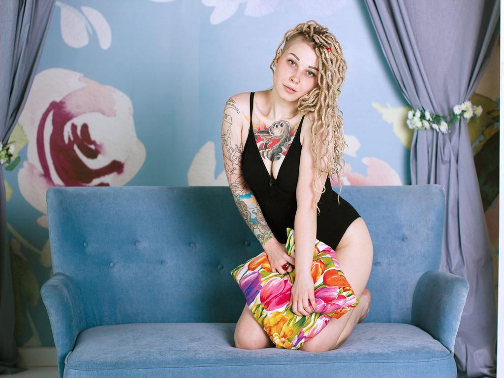 HoneySallyMoore cam model