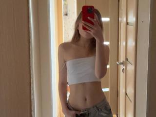 Image 1 of MichaelaF, female webcam model, 18 years old, on live webcam