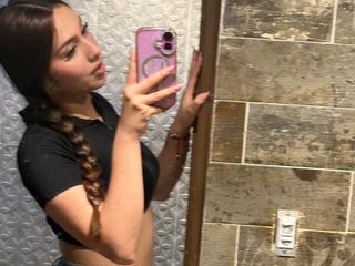 Image 3 of EmilyCollinss, female webcam model, 19 years old, on live webcam