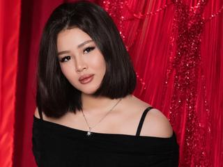 Image 2 of ArianaBoms, female webcam model, 19 years old, on live webcam