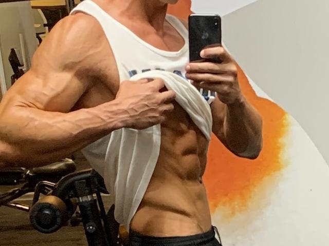 Watch  MuscleHunkBrad live on cam at ImLive