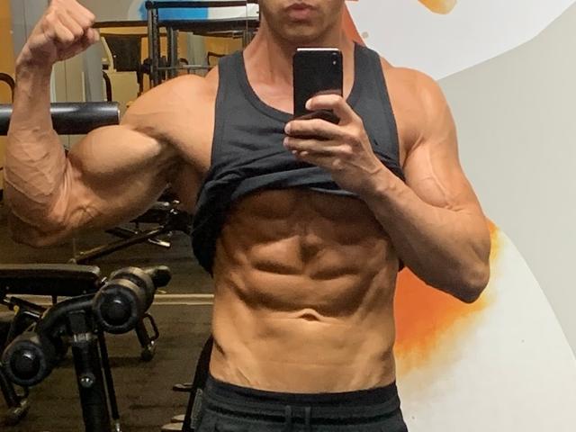 MuscleHunkBrad Live Chat on ImLive