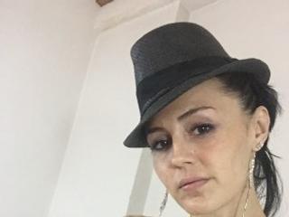 Image 2 of amyhoteyes, female webcam model, 34 years old, on live webcam