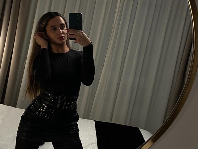 LaceyDover - Live sex cams model