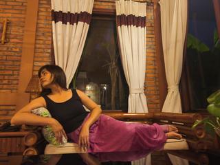 Image 4 of Khathyy, female webcam model, 33 years old, on live webcam