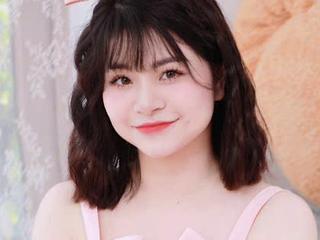 Image 2 of LuciBaby999, female webcam model, 30 years old, on live webcam