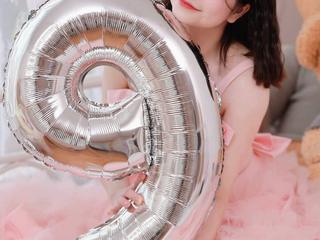 Image 3 of LuciBaby999, female webcam model, 30 years old, on live webcam