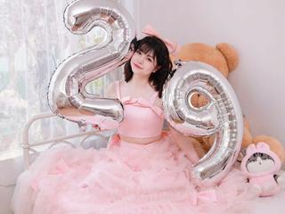 Image 4 of LuciBaby999, female webcam model, 30 years old, on live webcam