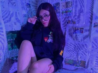 Image 2 of kimsweet, female webcam model, 18 years old, on live webcam