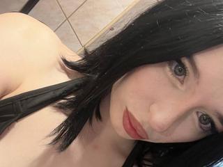 Image 4 of LisaBevy, female webcam model, 18 years old, on live webcam