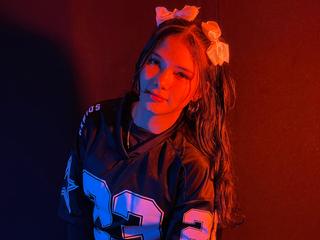 Image 1 of lizzsweets, female webcam model, 18 years old, on live webcam