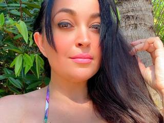 Image 4 of DazzlingGem, female webcam model, 28 years old, on live webcam