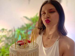 Image 4 of HoneyLia, female webcam model, 18 years old, on live webcam