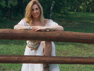 Image 1 of ANNETHOT, female webcam model, 33 years old, on live webcam