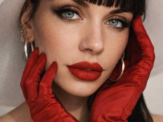 Image 2 of Oxishardforyou, female webcam model, 25 years old, on live webcam