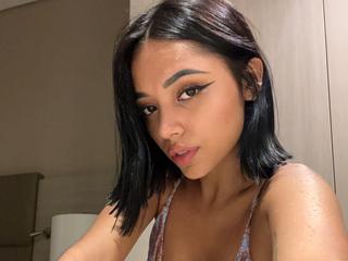 Nude chat with MichelleDiaz1 webcam model