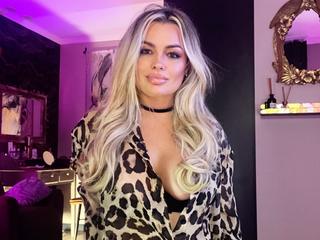 Image 4 of KarinaMex, female webcam model, 30 years old, on live webcam