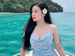 Image 2 of lucybabyy499, female webcam model, 25 years old, on live webcam