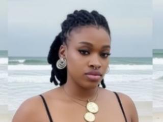 JuicyLips Gallery Image 1 JuicyLips Gallery Image 1