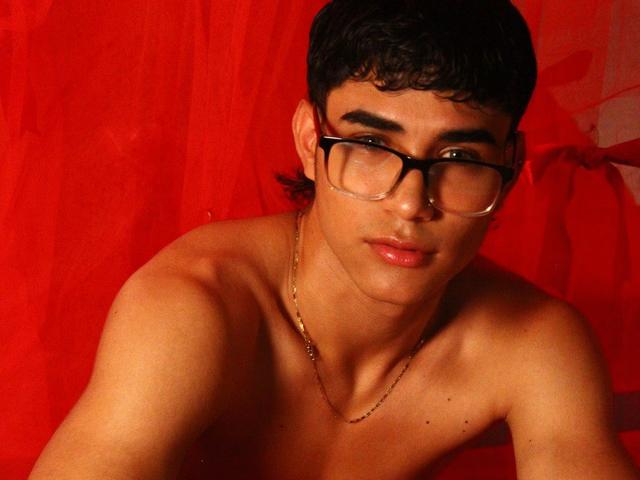 SantiagoJohnsoon1 Live Chat on ImLive