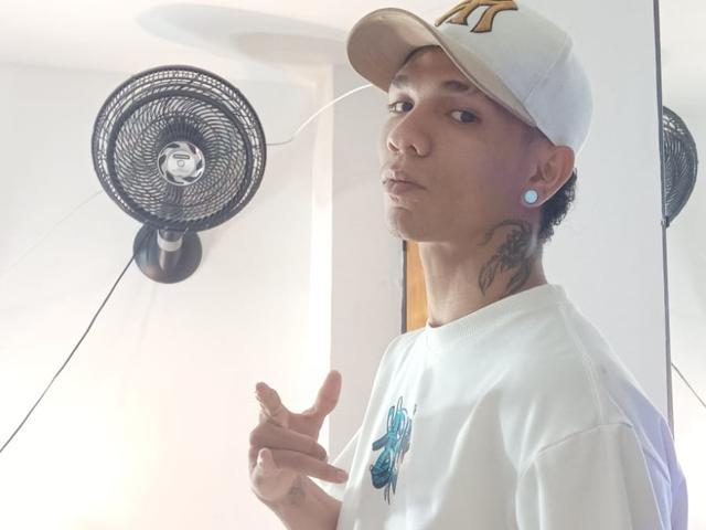 Crazy_boy999 Live Chat on ImLive