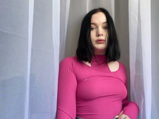 LucyHal live on cam