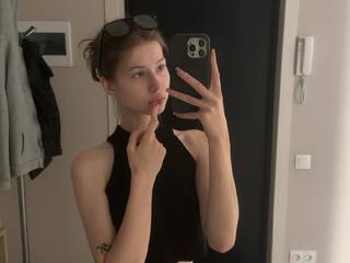 Image 1 of Milllie, female webcam model, 19 years old, on live webcam