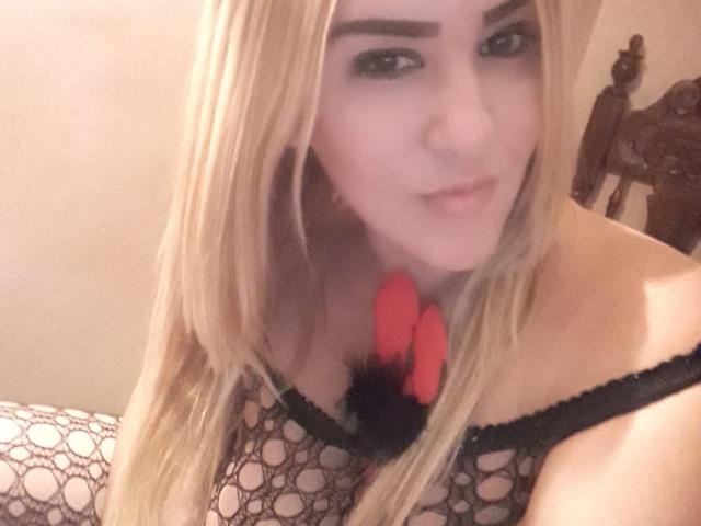 BIGHOTYBOOBS4 Live Chat on ImLive