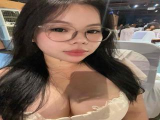 Image 3 of Halleyz69, female webcam model, 20 years old, on live webcam