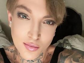 sexy trans girl who loves to have fun and show off